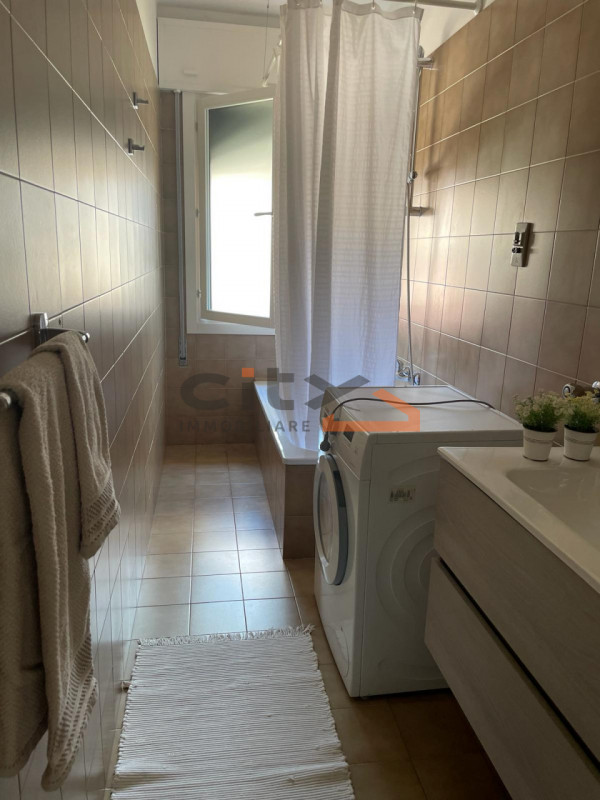 In tranquilla zona residenziale comoda ai principali servizi, proponiamo in locazione APPARTAMENT...