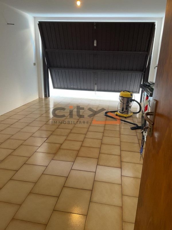 In tranquilla zona residenziale comoda ai principali servizi, proponiamo in locazione APPARTAMENT...