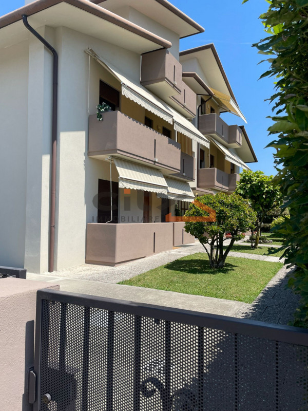 In tranquilla zona residenziale comoda ai principali servizi, proponiamo in locazione APPARTAMENT...