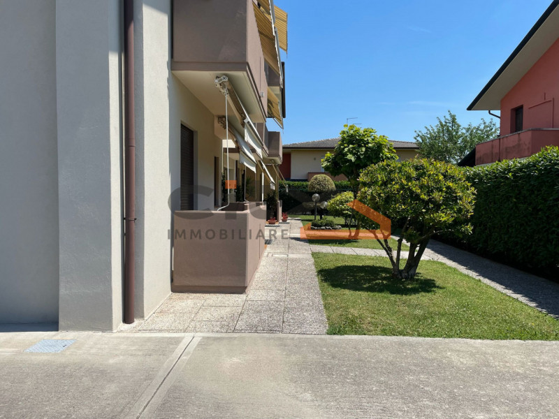 In tranquilla zona residenziale comoda ai principali servizi, proponiamo in locazione APPARTAMENT...