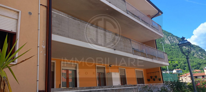 IN ZONA SEMICENTRALE DI ARSIERO PROPONIAMO UN GRAZIOSO IMMOBILE SITO AL PIANO SECONDO IN CONTESTO...