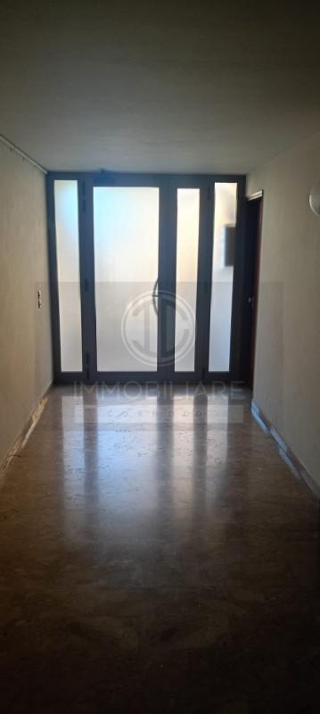 IN ZONA SEMICENTRALE DI ARSIERO PROPONIAMO UN GRAZIOSO IMMOBILE SITO AL PIANO SECONDO IN CONTESTO...