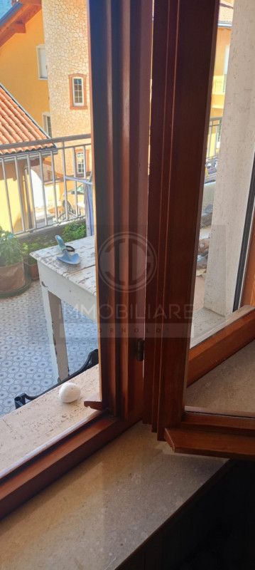 IN ZONA SEMICENTRALE DI ARSIERO PROPONIAMO UN GRAZIOSO IMMOBILE SITO AL PIANO SECONDO IN CONTESTO...