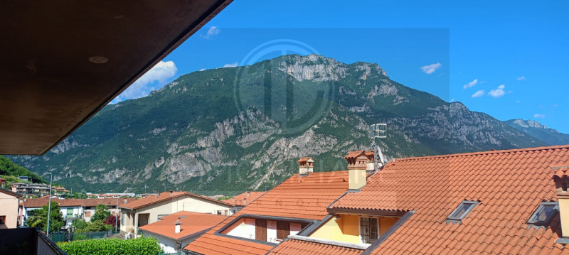 IN ZONA SEMICENTRALE DI ARSIERO PROPONIAMO UN GRAZIOSO IMMOBILE SITO AL PIANO SECONDO IN CONTESTO...