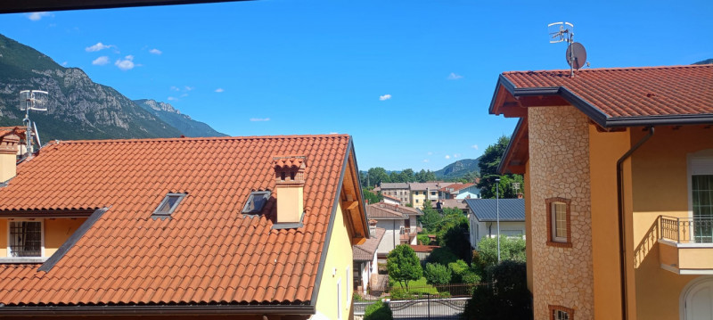 IN ZONA SEMICENTRALE DI ARSIERO PROPONIAMO UN GRAZIOSO IMMOBILE SITO AL PIANO SECONDO IN CONTESTO...
