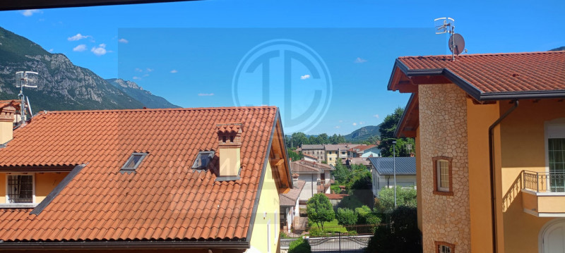 IN ZONA SEMICENTRALE DI ARSIERO PROPONIAMO UN GRAZIOSO IMMOBILE SITO AL PIANO SECONDO IN CONTESTO...