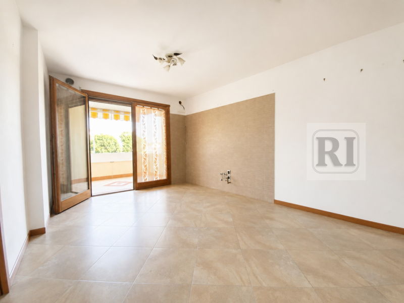 In vendita a Padova, nel prestigioso quartiere Sacro Cuore, proponiamo un appartamento di circa 9...