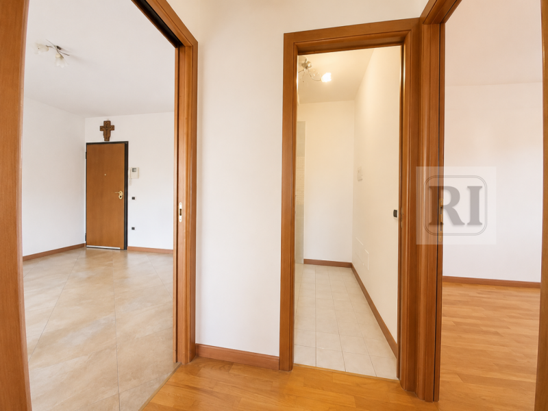 In vendita a Padova, nel prestigioso quartiere Sacro Cuore, proponiamo un appartamento di circa 9...