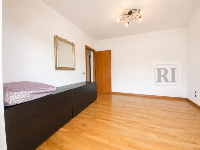 In vendita a Padova, nel prestigioso quartiere Sacro Cuore, proponiamo un appartamento di circa 9...