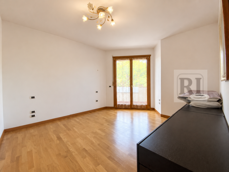 In vendita a Padova, nel prestigioso quartiere Sacro Cuore, proponiamo un appartamento di circa 9...