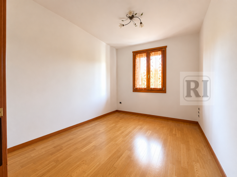 In vendita a Padova, nel prestigioso quartiere Sacro Cuore, proponiamo un appartamento di circa 9...
