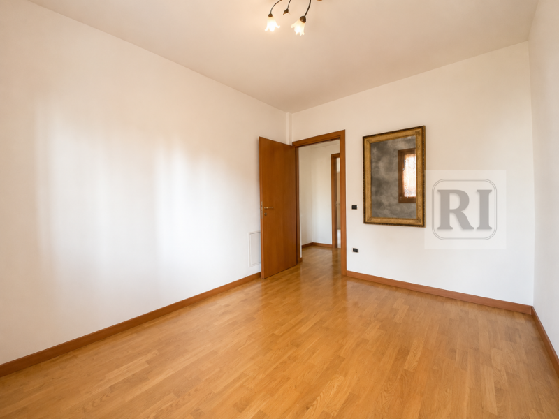 In vendita a Padova, nel prestigioso quartiere Sacro Cuore, proponiamo un appartamento di circa 9...