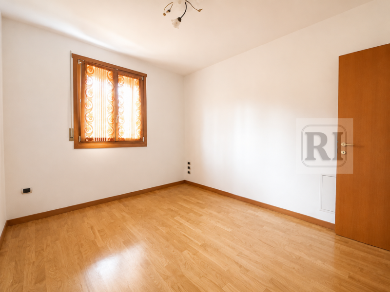 In vendita a Padova, nel prestigioso quartiere Sacro Cuore, proponiamo un appartamento di circa 9...