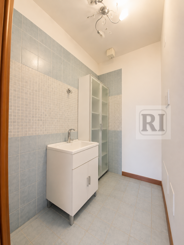 In vendita a Padova, nel prestigioso quartiere Sacro Cuore, proponiamo un appartamento di circa 9...