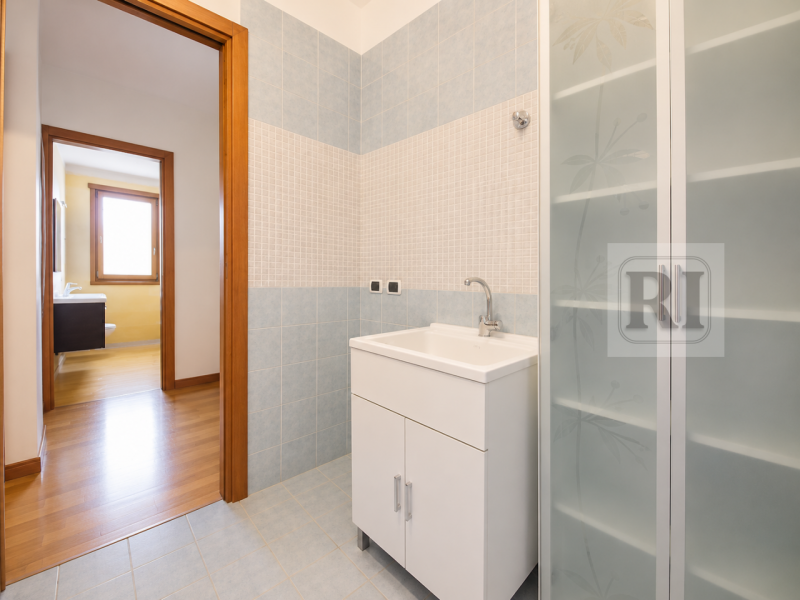 In vendita a Padova, nel prestigioso quartiere Sacro Cuore, proponiamo un appartamento di circa 9...