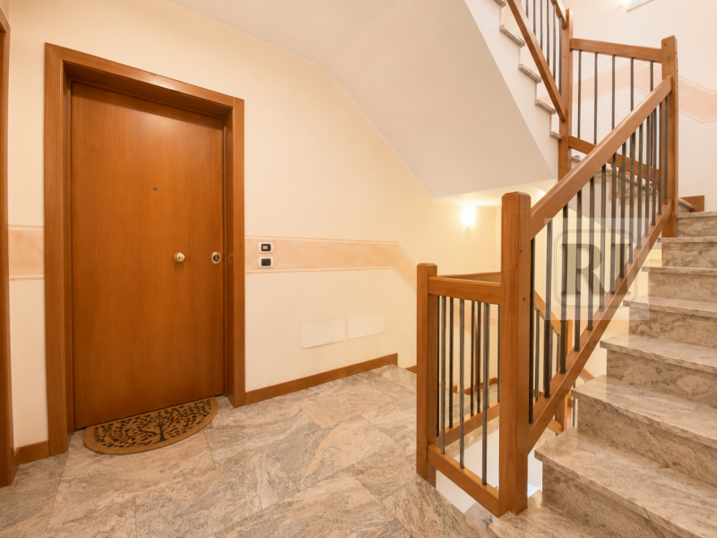 In vendita a Padova, nel prestigioso quartiere Sacro Cuore, proponiamo un appartamento di circa 9...