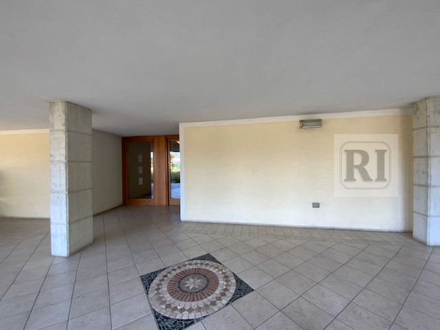 In vendita a Padova, nel prestigioso quartiere Sacro Cuore, proponiamo un appartamento di circa 9...