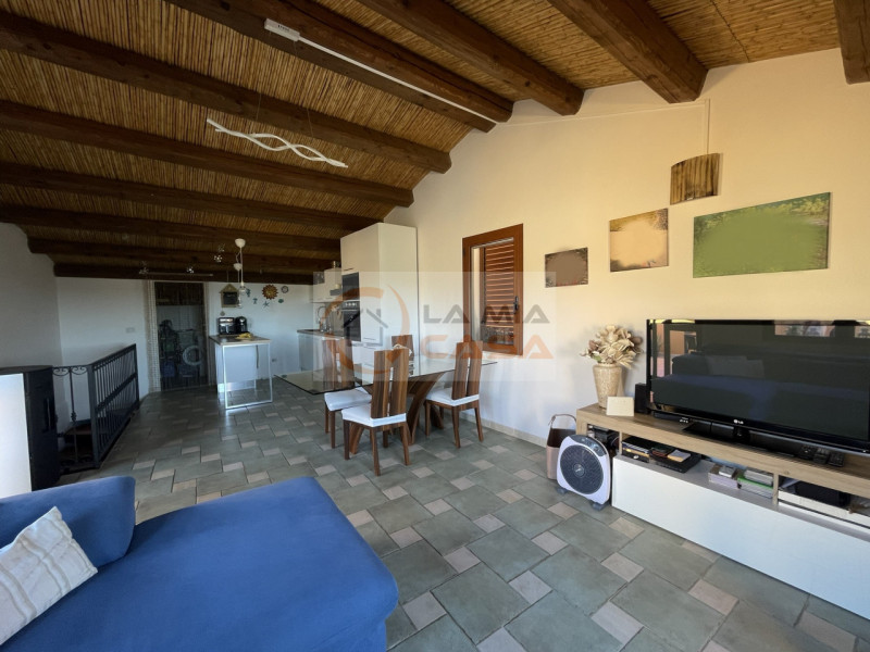 Ti presentiamo un’opportunità unica per acquistare un immobile indipendente, ristrutturato con cu...