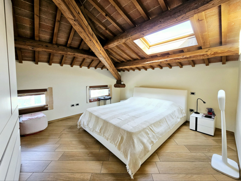 A pochi passi dalle storiche mura di Montagnana, proponiamo in affitto bellissima mansarda ubicat...