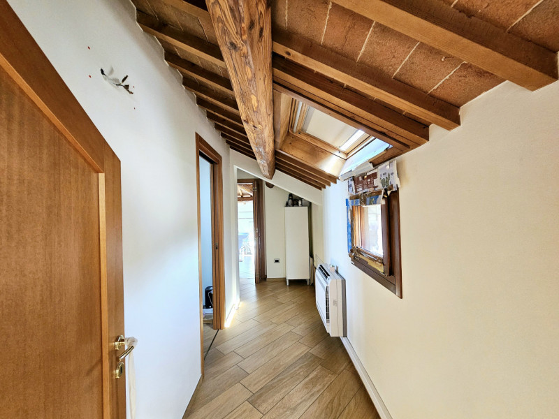 A pochi passi dalle storiche mura di Montagnana, proponiamo in affitto bellissima mansarda ubicat...