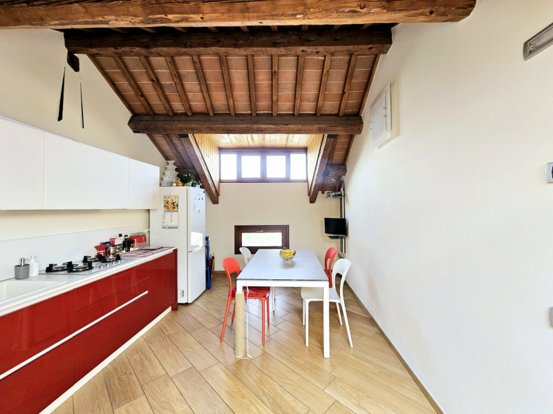 A pochi passi dalle storiche mura di Montagnana, proponiamo in affitto bellissima mansarda ubicat...