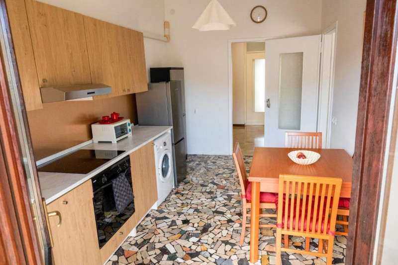 TRICAMERE CON TERRAZZA ABITABILE E GARAGE A SAN BORTOLO. EURO 179.000 ARREDATO. CODICE 4615. LE V...