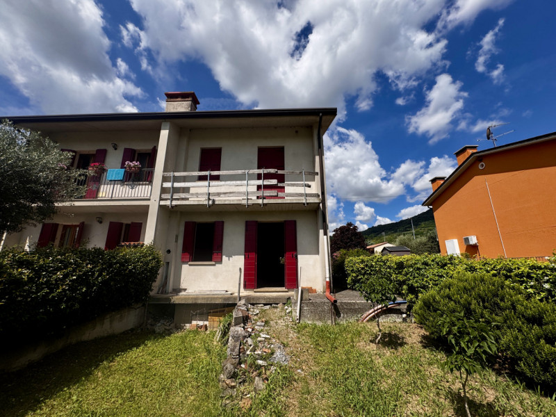 COMPOSIZIONE:
Proponiamo in vendita porzione di bifamiliare allo stato grezzo, ideale per chi des...