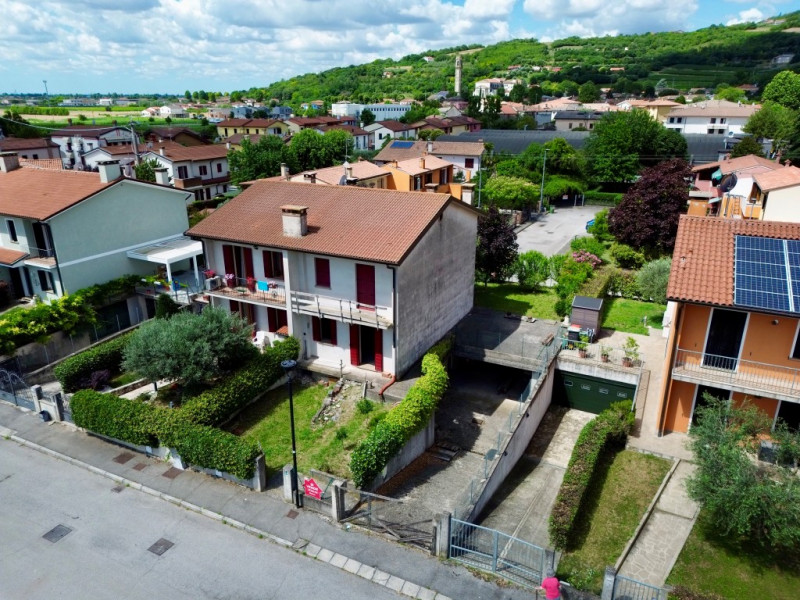 COMPOSIZIONE:
Proponiamo in vendita porzione di bifamiliare allo stato grezzo, ideale per chi des...