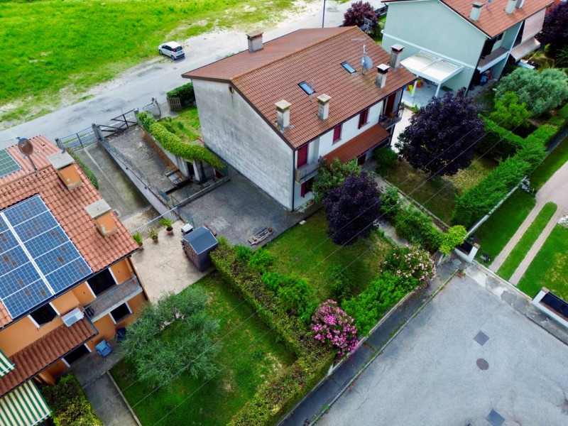 COMPOSIZIONE:
Proponiamo in vendita porzione di bifamiliare allo stato grezzo, ideale per chi des...