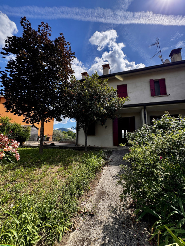 COMPOSIZIONE:
Proponiamo in vendita porzione di bifamiliare allo stato grezzo, ideale per chi des...