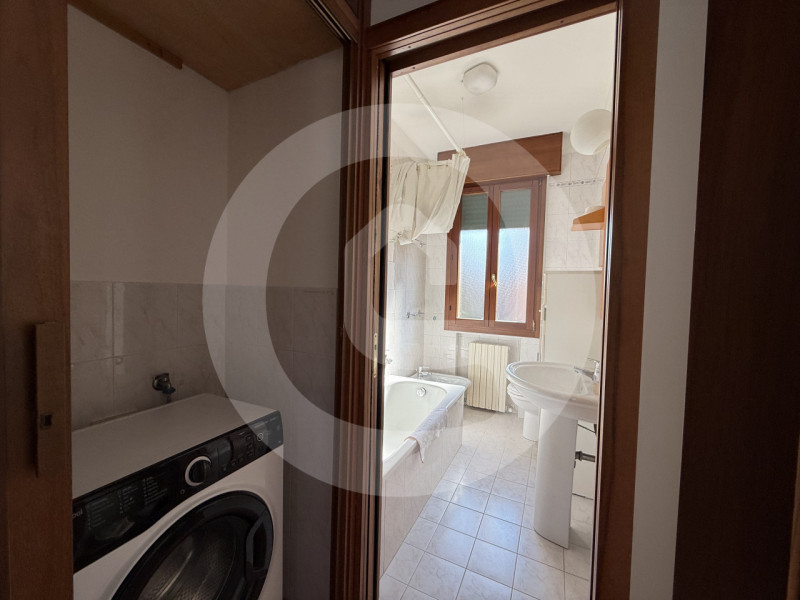 Proponiamo in vendita appartamento trilocale al primo piano di una palazzina situata nel cuore di...