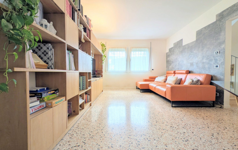 TORREBELVICINO – casa singola su lotto di 780 mq. € 549.000,00

Trattativa Unica Immobiliare, via...