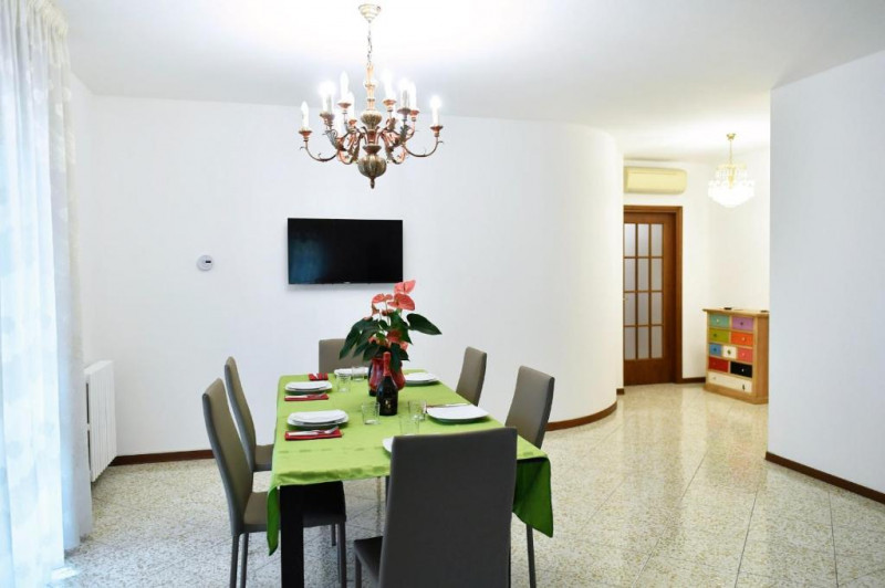 ELEGANTE APPARTAMENTO 3 CAMERE ARREDATO AD ABANO TERME €.320.000-rif.CL547


Nella splendida e ri...