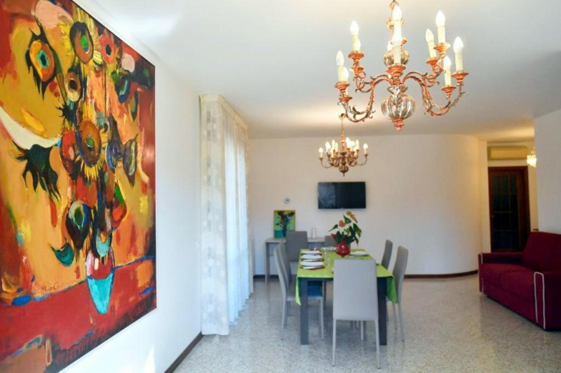 ELEGANTE APPARTAMENTO 3 CAMERE ARREDATO AD ABANO TERME €.320.000-rif.CL547


Nella splendida e ri...