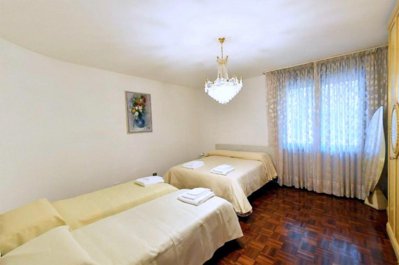 ELEGANTE APPARTAMENTO 3 CAMERE ARREDATO AD ABANO TERME €.320.000-rif.CL547


Nella splendida e ri...