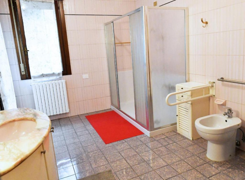 ELEGANTE APPARTAMENTO 3 CAMERE ARREDATO AD ABANO TERME €.320.000-rif.CL547


Nella splendida e ri...