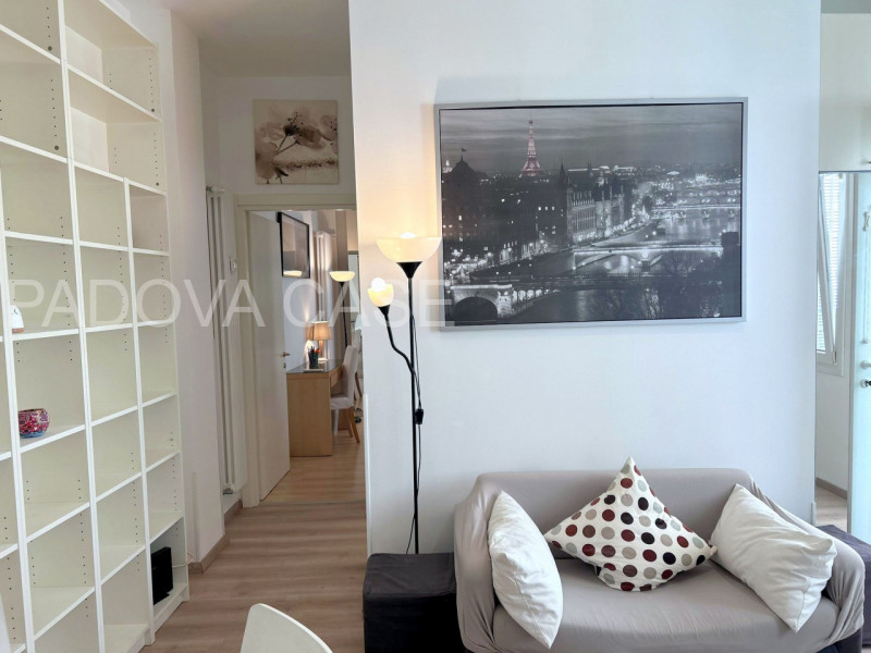 Scopri questo splendido appartamento situato nel centro storico di Padova, un vero gioiello per c...