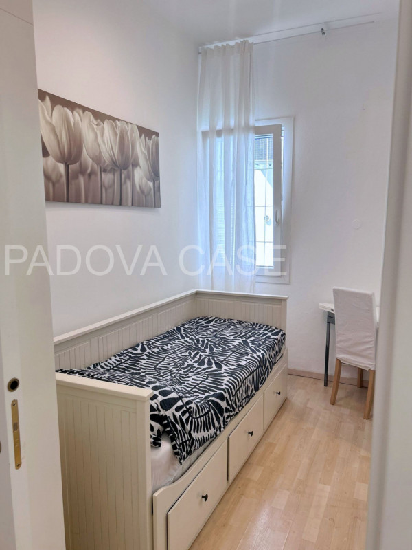 Scopri questo splendido appartamento situato nel centro storico di Padova, un vero gioiello per c...