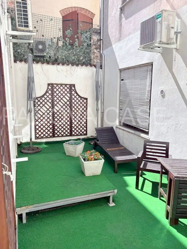 Scopri questo splendido appartamento situato nel centro storico di Padova, un vero gioiello per c...