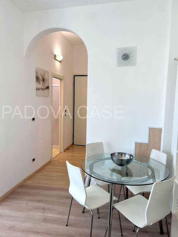 Scopri questo splendido appartamento situato nel centro storico di Padova, un vero gioiello per c...