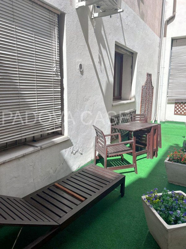 Scopri questo splendido appartamento situato nel centro storico di Padova, un vero gioiello per c...