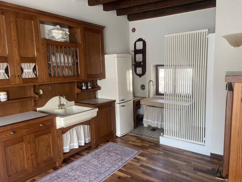 In zona centrale, proponiamo appartamento con ingresso indipendente su due livelli completamente ...
