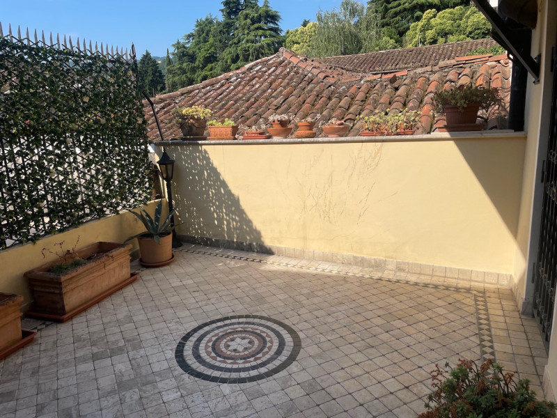 In zona centrale, proponiamo appartamento con ingresso indipendente su due livelli completamente ...