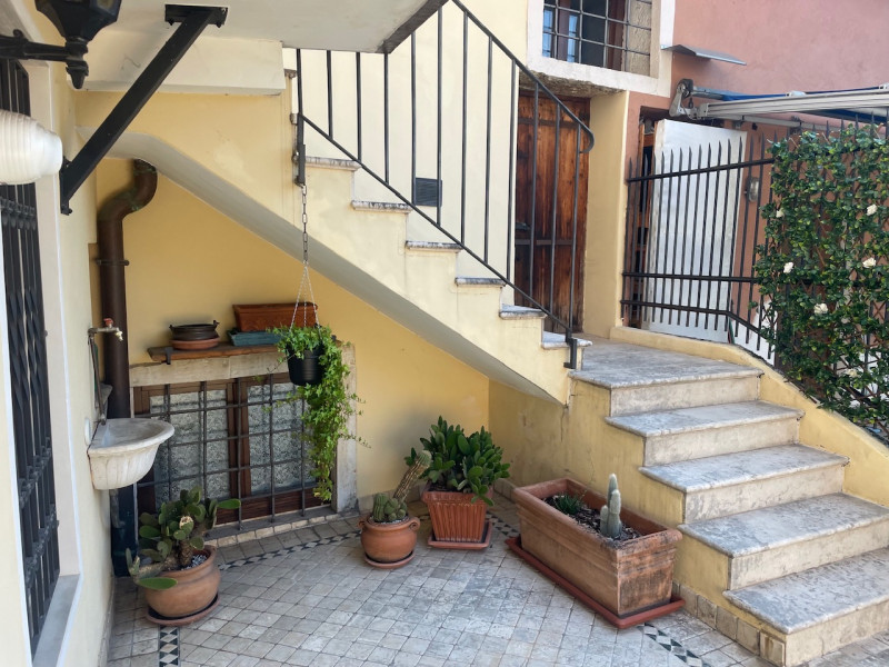 In zona centrale, proponiamo appartamento con ingresso indipendente su due livelli completamente ...