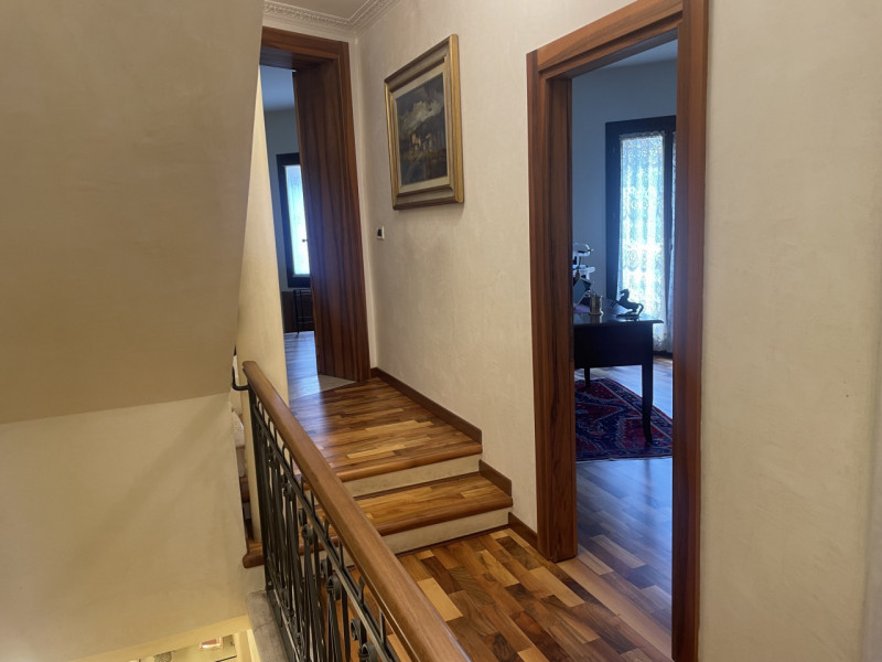 In zona centrale, proponiamo appartamento con ingresso indipendente su due livelli completamente ...