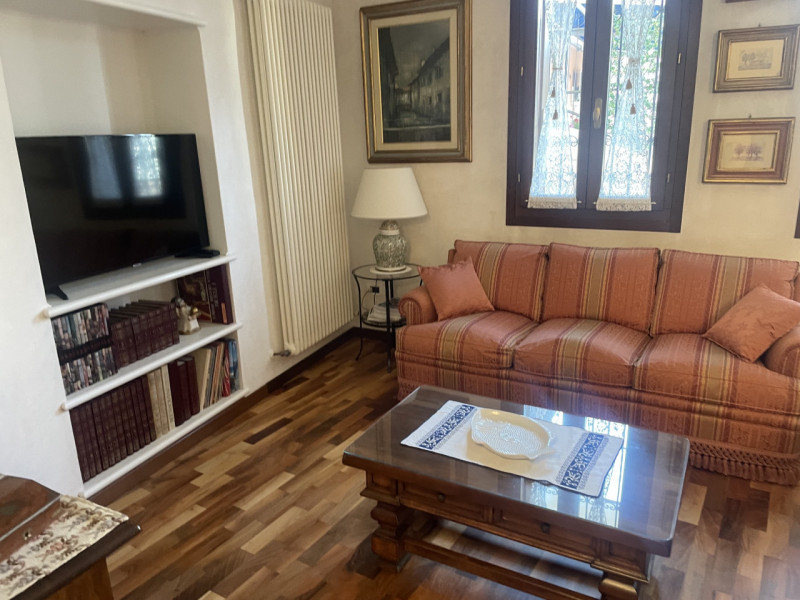 In zona centrale, proponiamo appartamento con ingresso indipendente su due livelli completamente ...