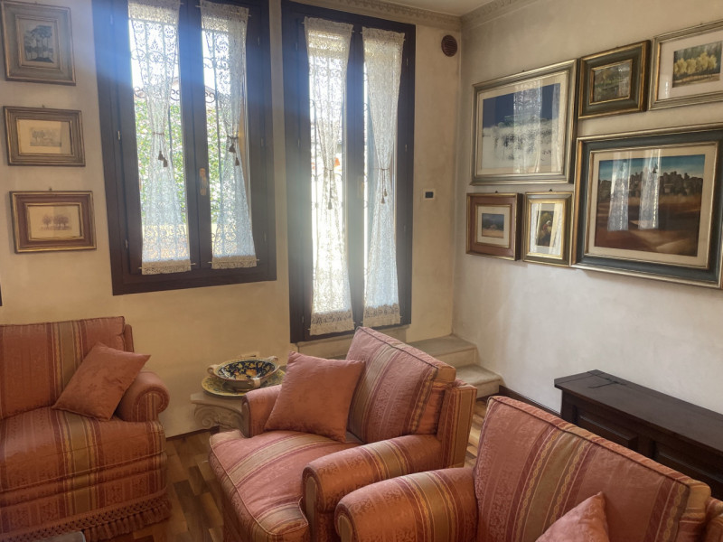In zona centrale, proponiamo appartamento con ingresso indipendente su due livelli completamente ...