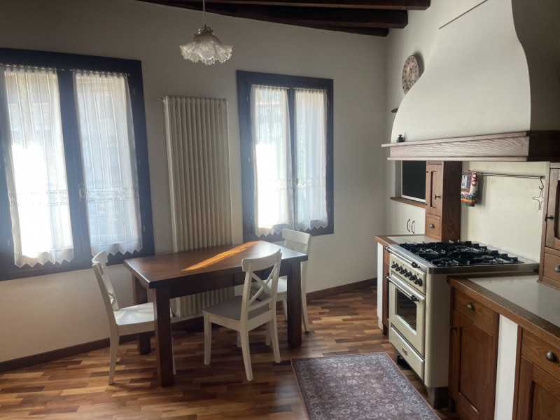 In zona centrale, proponiamo appartamento con ingresso indipendente su due livelli completamente ...