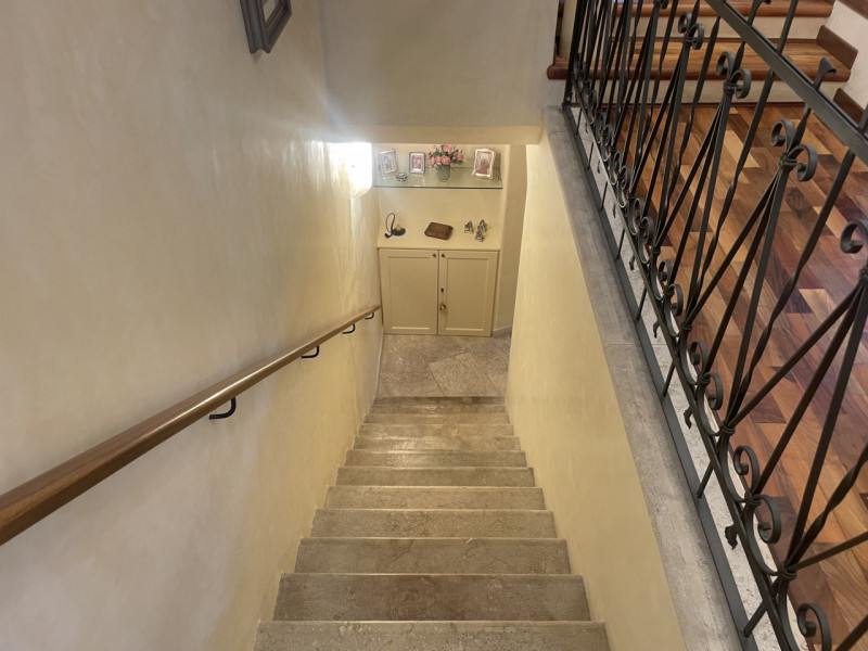 In zona centrale, proponiamo appartamento con ingresso indipendente su due livelli completamente ...