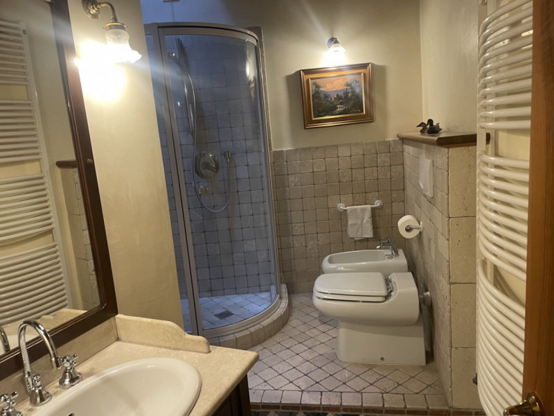 In zona centrale, proponiamo appartamento con ingresso indipendente su due livelli completamente ...